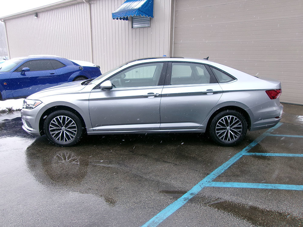 Used 2020 Volkswagen Jetta SE w/ SE Cold Weather Package FWD image 3