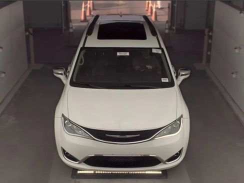 Used 2020 Chrysler Pacifica Limited FWD image 3