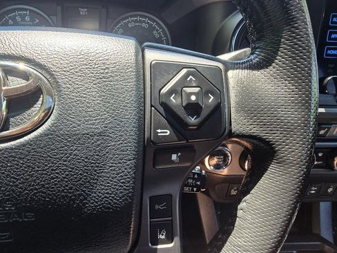 Used 2018 Toyota Tacoma TRD Off-Road AWD/4WD image 21