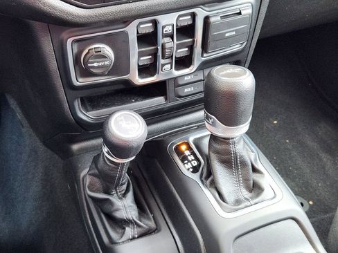 Used 2024 Jeep Gladiator Sport AWD/4WD image 19