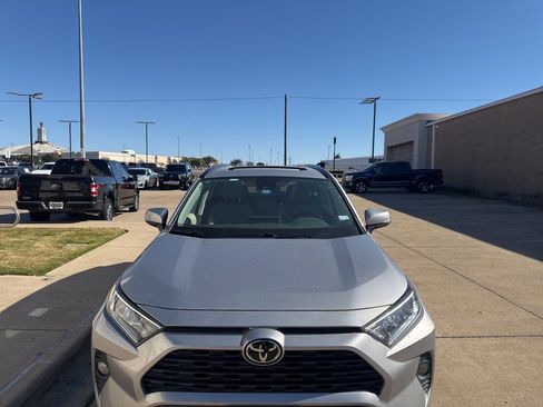Used 2021 Toyota RAV4 XLE Premium image 2