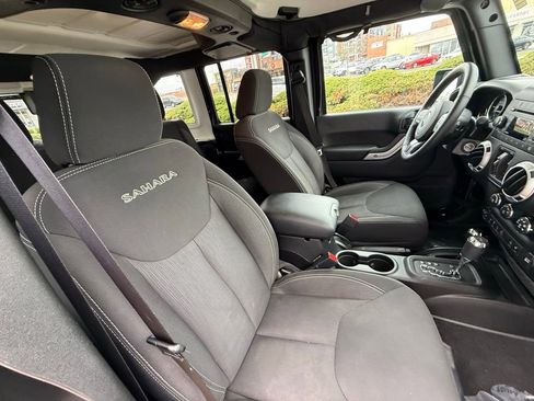 Used 2016 Jeep Wrangler Unlimited Sahara w/ Connectivity Group AWD/4WD image 37
