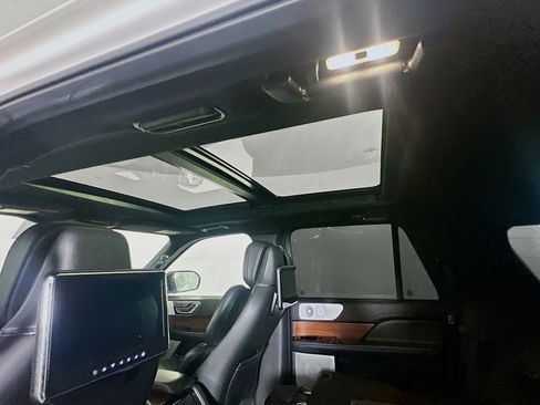 Used 2019 Lincoln Navigator L Reserve image 27