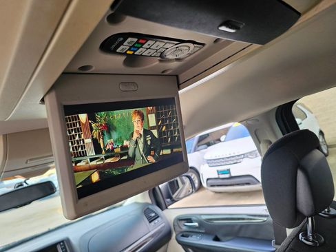 Used 2018 Dodge Grand Caravan SE w/ UConnect Hands-Free Group image 13