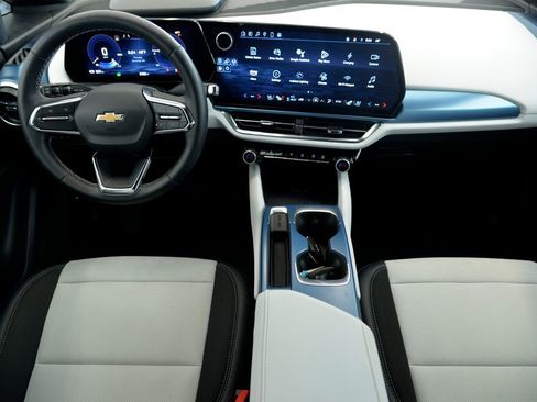 Used 2025 Chevrolet Equinox EV LT w/ Convenience Package II image 17