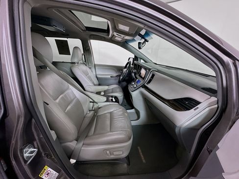 Used 2016 Toyota Sienna XLE w/ XLE Navigation Package FWD image 32
