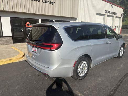 Used 2023 Chrysler Pacifica Touring-L FWD image 8