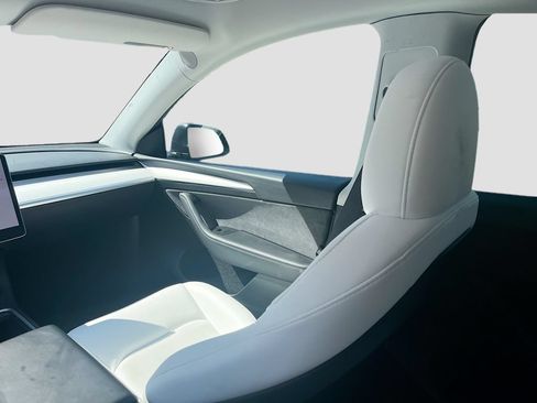 Used 2024 Tesla Model Y Long Range RWD image 24