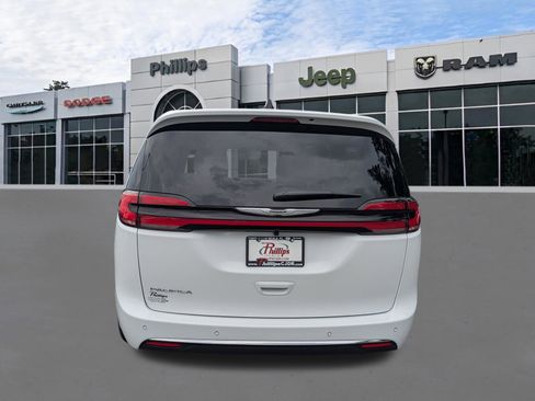 New 2026 Chrysler Pacifica Select FWD image 4