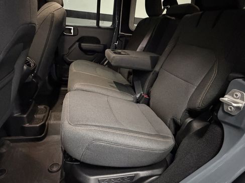 Used 2024 Jeep Wrangler Unlimited image 37