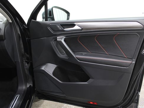 Used 2024 Volkswagen Tiguan SE image 31