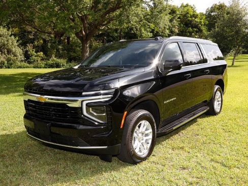 Used 2025 Chevrolet Suburban LS RWD image 5