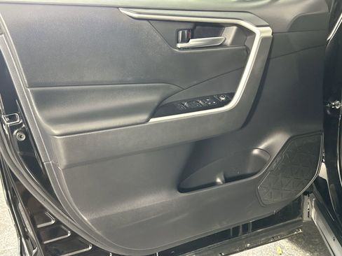Used 2025 Toyota RAV4 XLE image 32