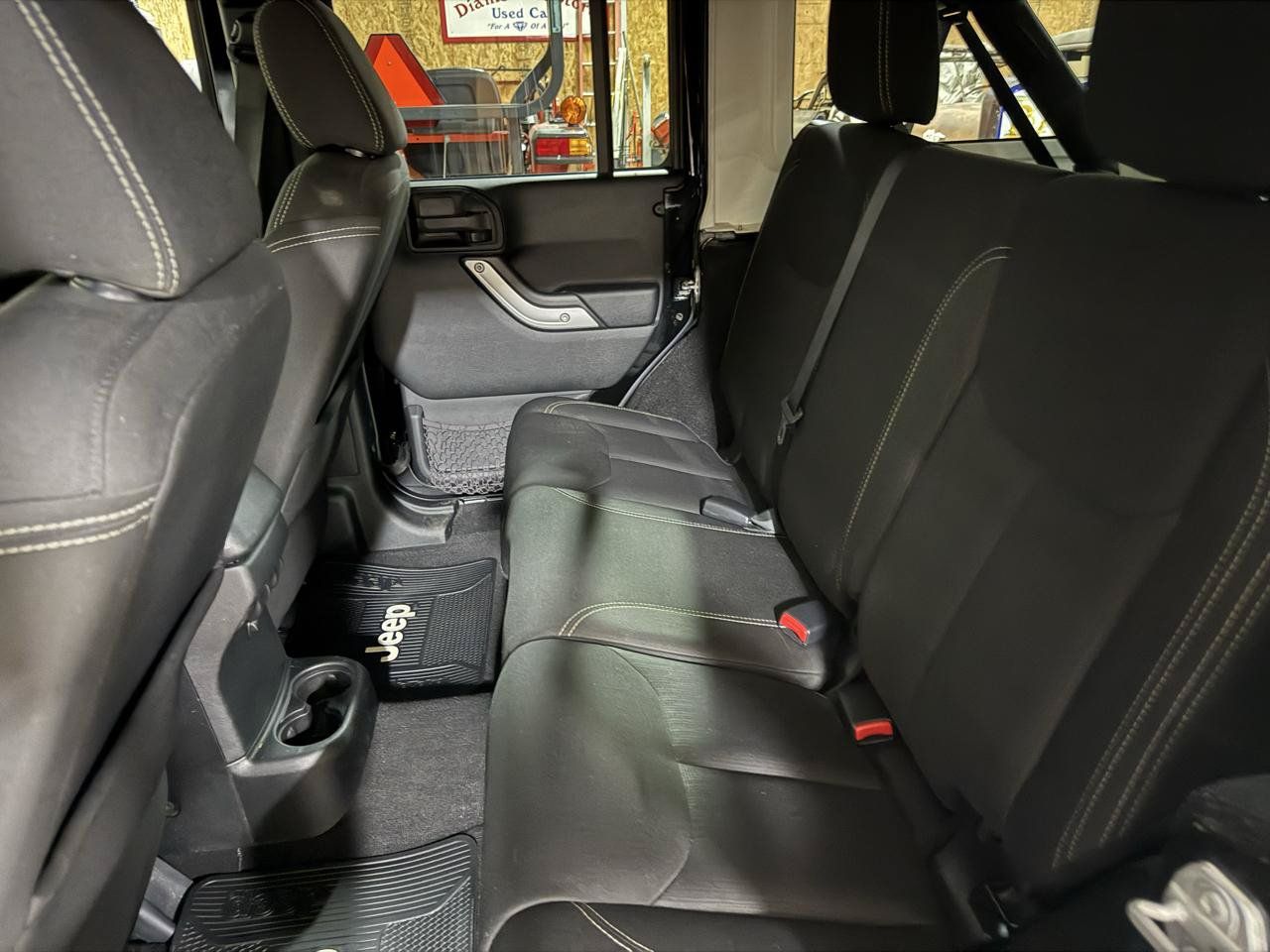 Used 2016 Jeep Wrangler Unlimited Sahara w/ Connectivity Group AWD/4WD image 15