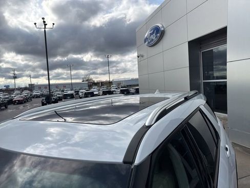 Used 2023 Ford Explorer Platinum w/ Technology Package image 11