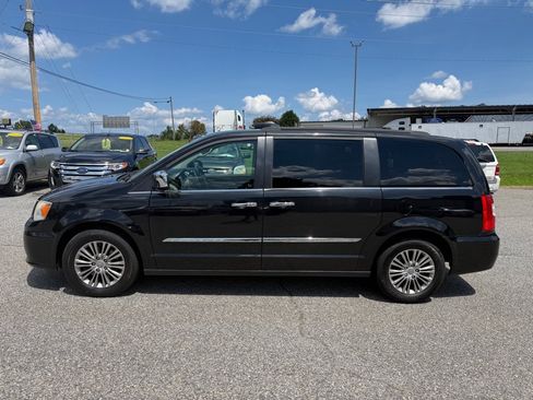 Used 2014 Chrysler Town & Country Touring-L w/ Driver Convenience Group FWD image 3