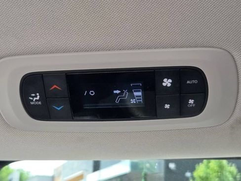 Used 2024 Chrysler Pacifica Limited FWD image 15