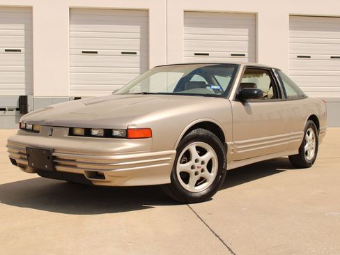 Used 1997 Oldsmobile Cutlass Supreme SL FWD image 3