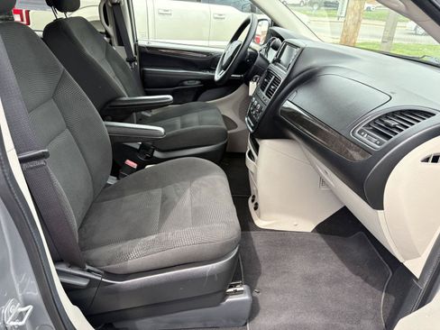 Used 2020 Dodge Grand Caravan SE FWD image 16