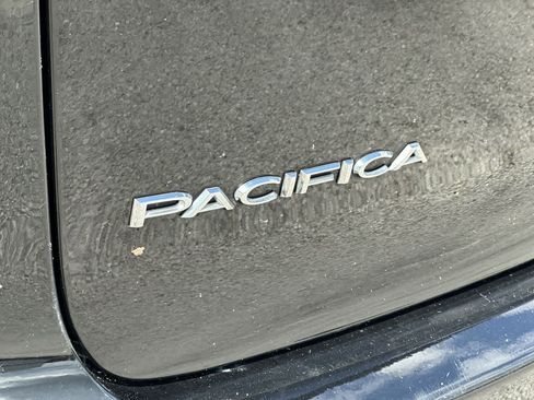Used 2024 Chrysler Pacifica Touring-L FWD image 19