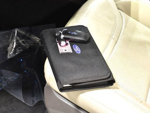 Used 2020 Ford Explorer Platinum w/ Premium Technology Package image 39