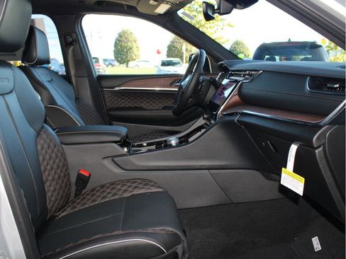 New 2025 Jeep Grand Cherokee Summit image 34