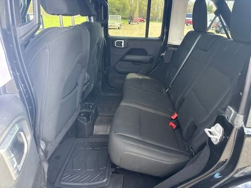 Used 2018 Jeep Wrangler Unlimited Sahara AWD/4WD image 7