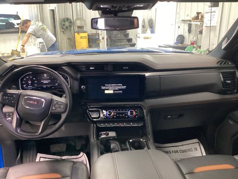 Used 2024 GMC Sierra 1500 AT4 w/ AT4 Premium Package AWD/4WD image 18