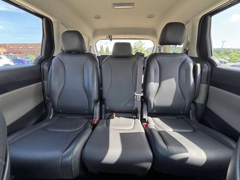Used 2026 Kia Carnival FWD image 37