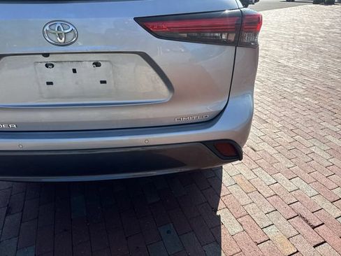 Used 2021 Toyota Highlander Limited FWD image 12