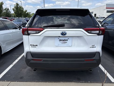 Used 2022 Toyota RAV4 LE AWD/4WD image 8