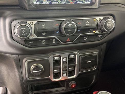 Used 2018 Jeep Wrangler Unlimited Sahara AWD/4WD image 31
