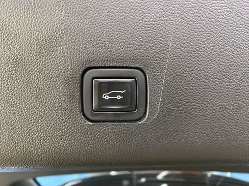 Used 2020 Chevrolet Traverse LT image 43