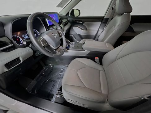 Used 2024 Toyota Highlander XLE FWD image 15