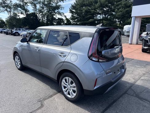 Used 2025 Kia Soul LX FWD image 3