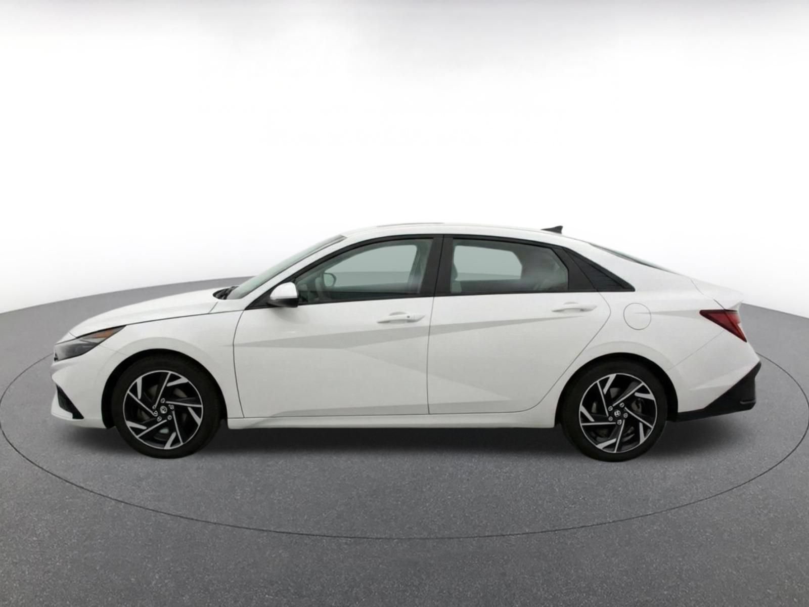 Used 2025 Hyundai Elantra SEL FWD image 4
