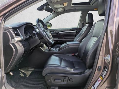 Used 2019 Toyota Highlander XLE AWD/4WD image 17