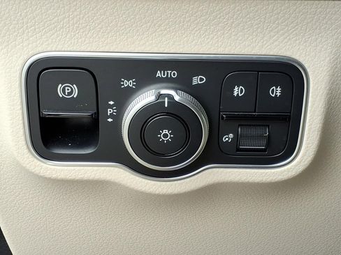 Certified 2025 Mercedes-Benz GLB 250 4MATIC image 16