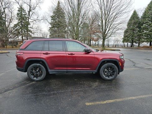 Used 2024 Jeep Grand Cherokee Altitude image 7