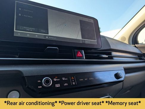Used 2025 Kia Carnival EX FWD image 5