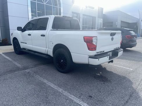 Used 2019 Nissan Titan SV w/ SV Convenience Package image 9
