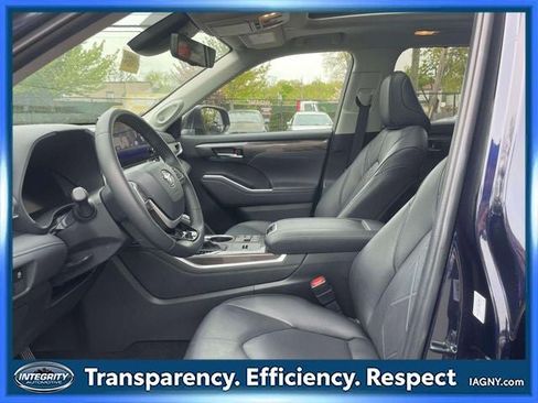 Used 2024 Toyota Highlander Platinum FWD image 16