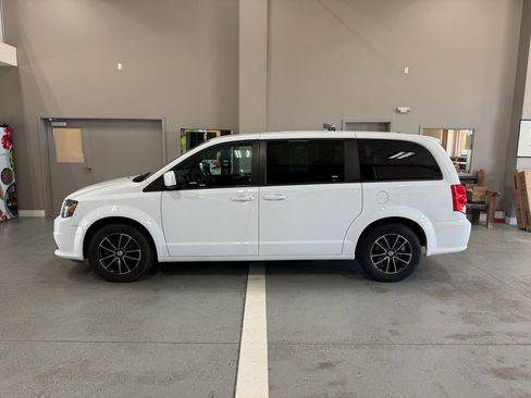 Used 2018 Dodge Grand Caravan SE FWD image 1