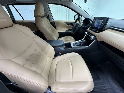 Used 2022 Toyota RAV4 XLE Premium image 12