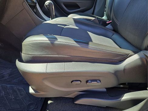 Used 2021 Chevrolet Trax LT w/ LT Convenience Package AWD/4WD image 22