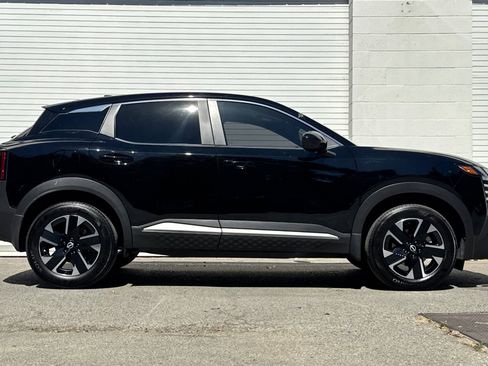 Used 2025 Nissan Kicks SV AWD/4WD image 7