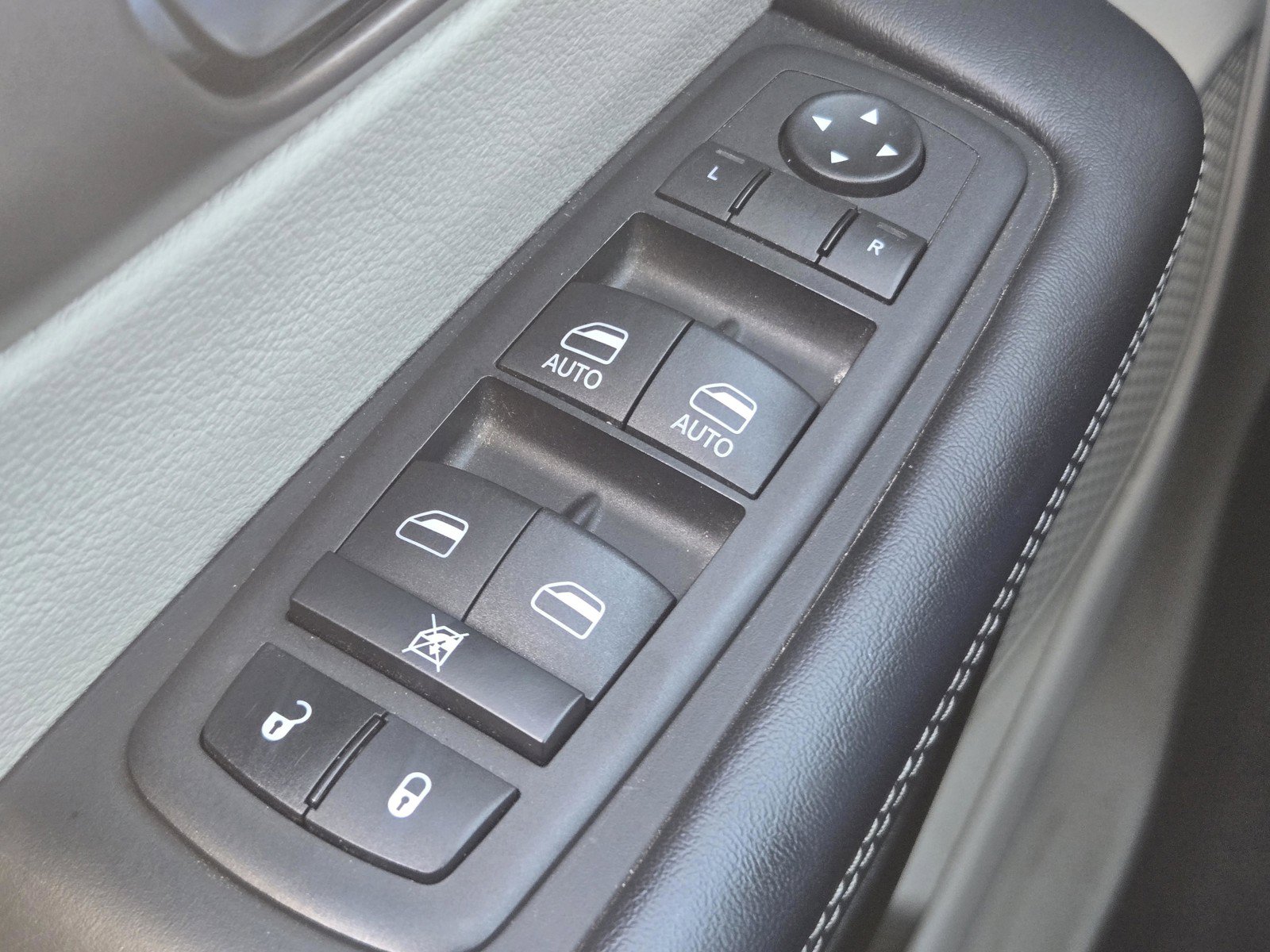 Used 2023 Chrysler Voyager LX FWD image 17