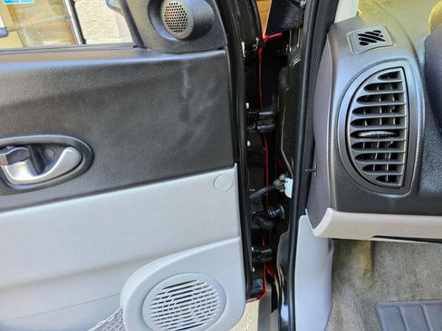 Used 2004 Saturn Vue AWD V6 w/ Comfort Pkg image 14