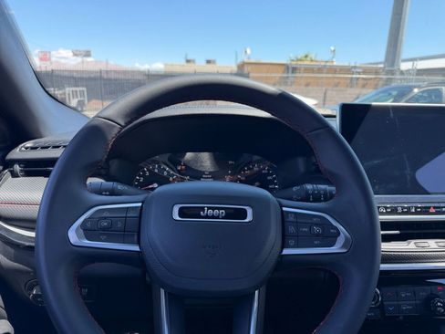 Used 2025 Jeep Compass Trailhawk AWD/4WD image 27