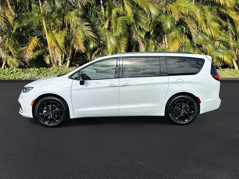 New 2026 Chrysler Pacifica Select FWD image 2